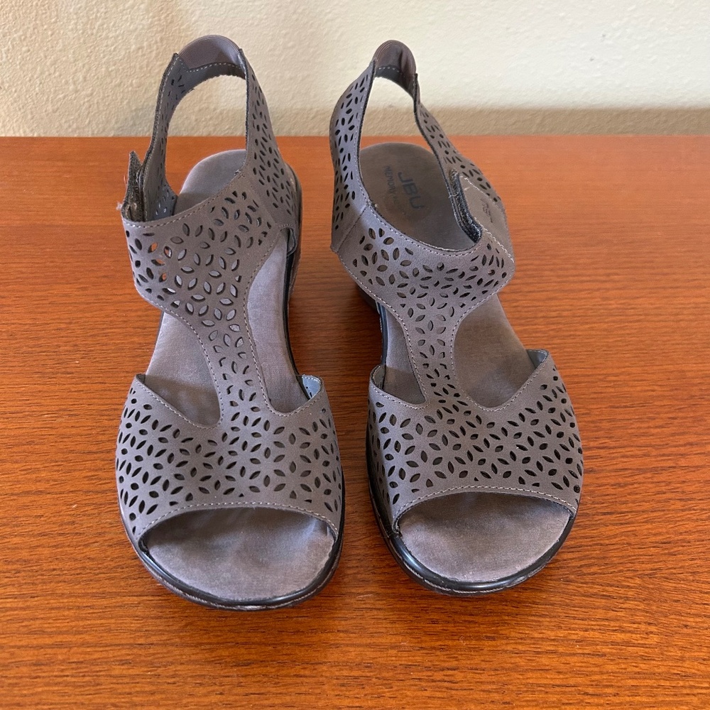 JBU Chloe Wedge Cushioned Sandals Gray Vegan Leather Laser Cut Floral Size 8‎